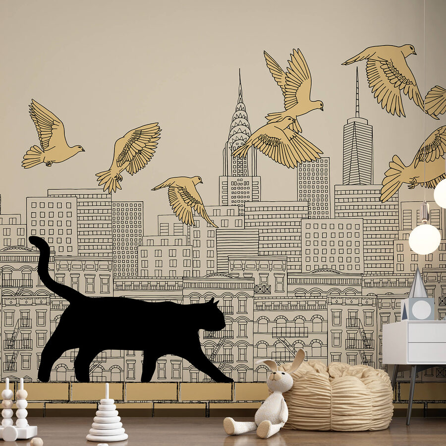 Gato caminando sobre una pared con pájaros volando en el cielo