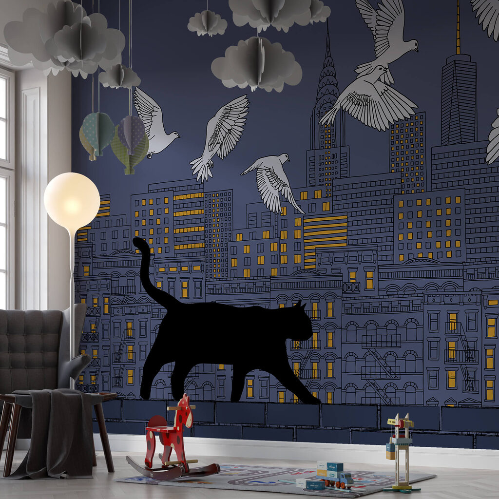 Gato caminando sobre una pared con pájaros volando en el cielo