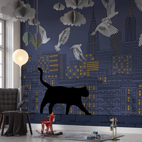 Gato caminando sobre una pared con pájaros volando en el cielo