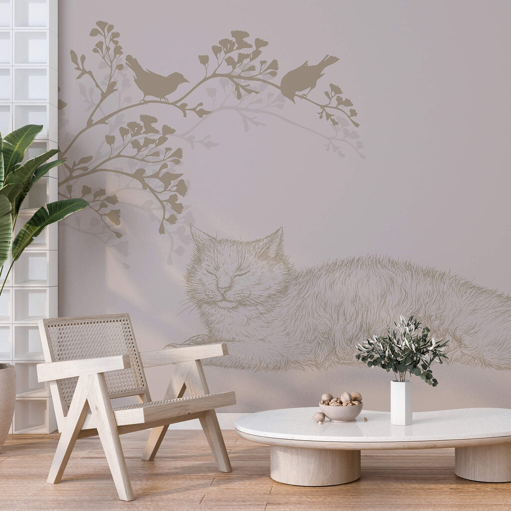 Gato tumbado en la rama de un árbol