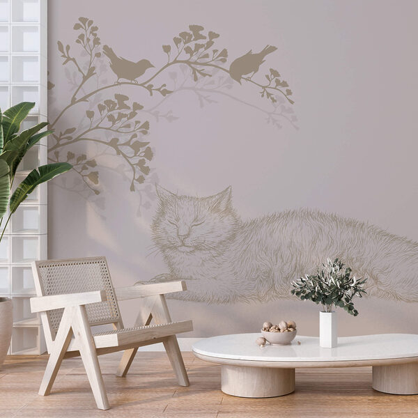 Gato tumbado en la rama de un árbol
