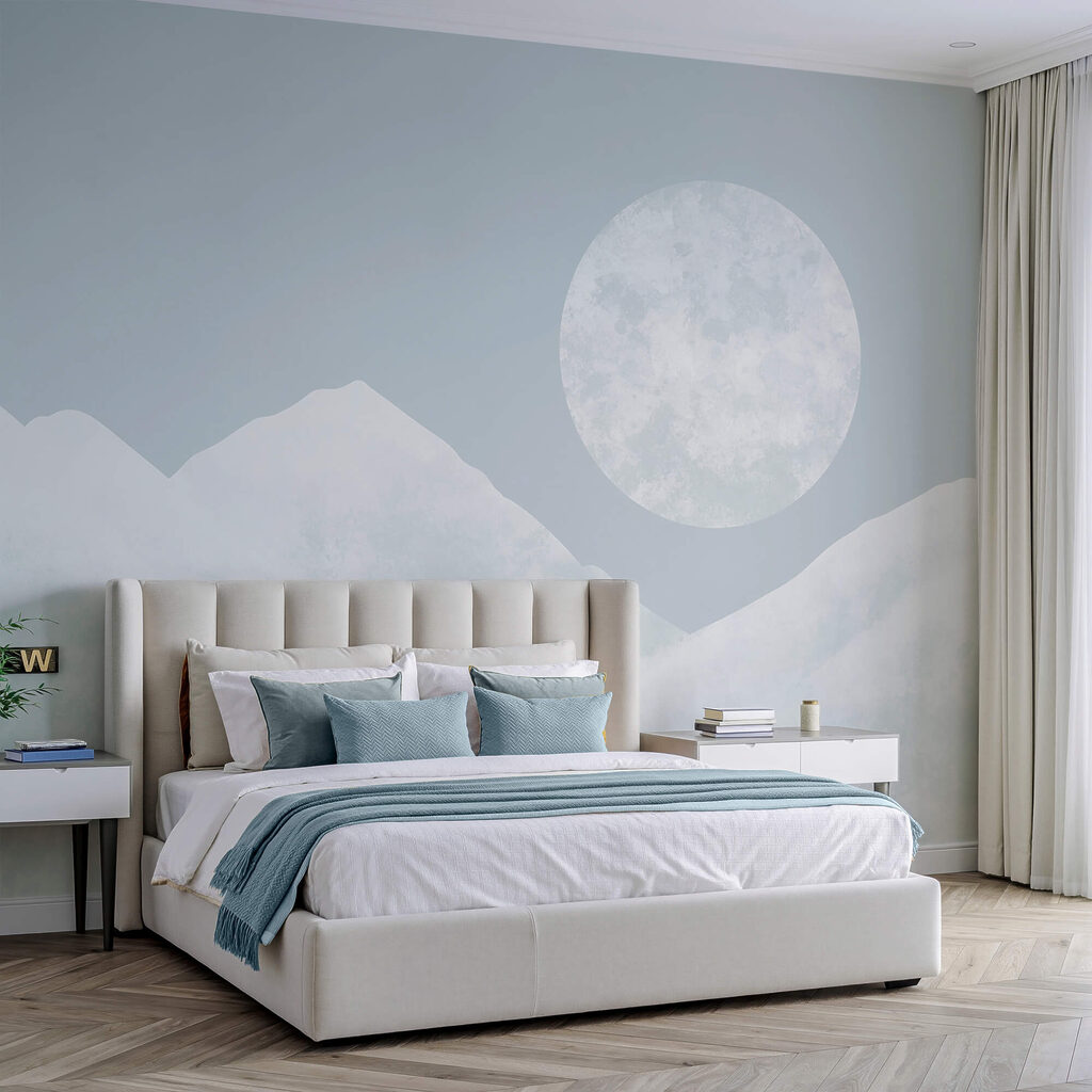 La luna sobre una montaña nevada