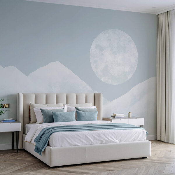 La luna sobre una montaña nevada