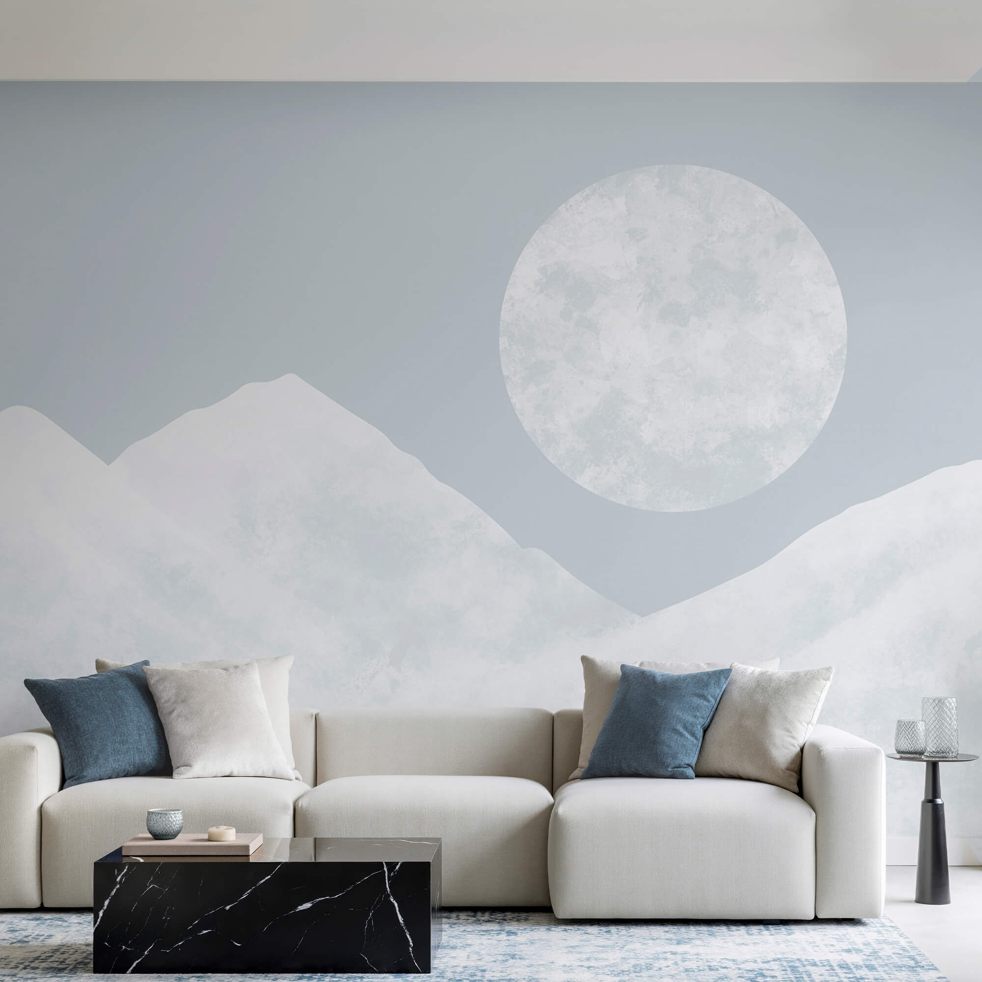 La luna sobre una montaña nevada