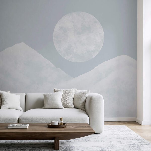 La luna sobre una montaña nevada