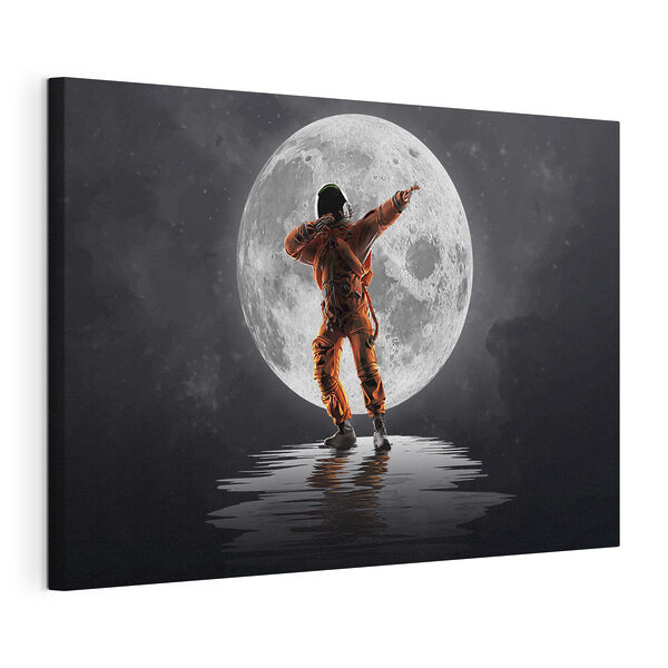 Cuadros Un hombre con un traje naranja de pie frente a la luna llena (SKU: s33905) Cuadros Cuadros Un hombre con un traje naranja de pie frente a la luna llena (SKU: s33905)