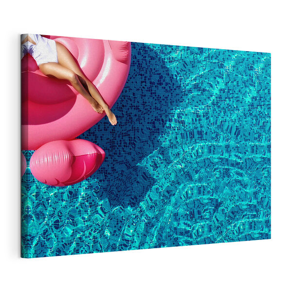Cuadros Una mujer en una colchoneta rosa dentro de una piscina (SKU: s37764) Cuadros Cuadros Una mujer en una colchoneta rosa dentro de una piscina (SKU: s37764)